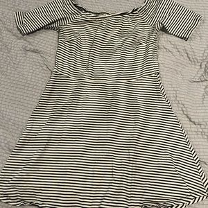 Super cute off the shoulder skater dress💗